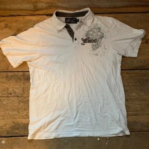 Eldig Fox T-shirt  - Skitsnygg Fox T-shirt med krage och drainigt tryck Storlek L En liten fläck på insidan av kragen som inte märks och en pytteliten reva nere i vänstra hörnet fråga för bild Skriv till mig för GRATIS Frakt🤑🤑 Pv för frågor eller fler bilder😚😇🥰🤣