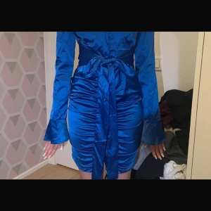 Sexig klänning  - Oanvänd marinblå klänning, med midje band och v ringad 