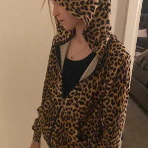 Leopard tröja  - Säljer min tröja från Gina jätte fin. Kontakta mig före du trycker på köp 🪩💋
