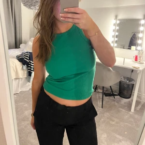 SOMMARTOPP - superfin grön topp från pieces!! 💚💚väldigt bra skick!