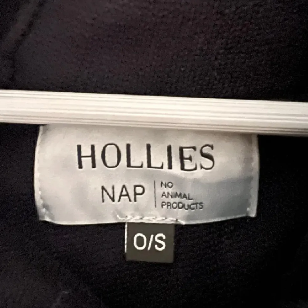 Hollies poncho som har använts 2 gånger. Ordinarie pris 800kr.. Jackor.