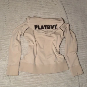 Playboy beige hoodie! - Super mysig och jätte fin playboy hoodie med fina detaljer. Ganska tunn, men mysig. 