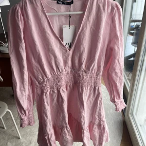 Zara Klänning  - En fin klänning från zara som är oanvänd, nypris 400 kr Säljes för endast 150 kr 