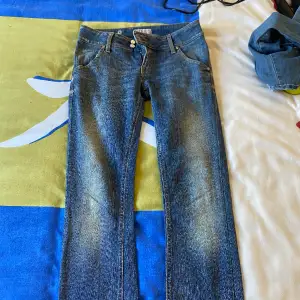 Assnygga lowwaist jeans med tight passform! Går att sy om till bootcut!!