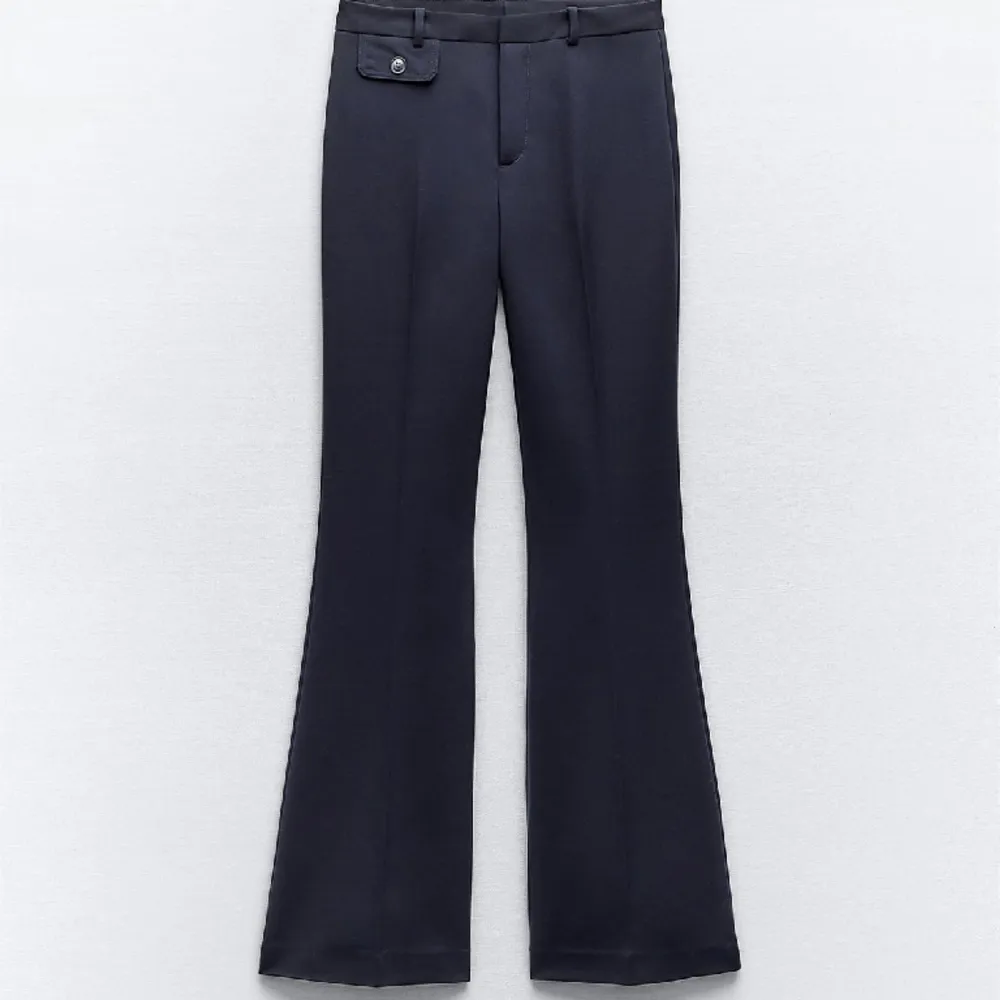 Jättefina kostymbyxor har aldrig använt dem, prislappet sitter fortfarande kvar, säljer pga lite för små 💕. Jeans & Byxor.