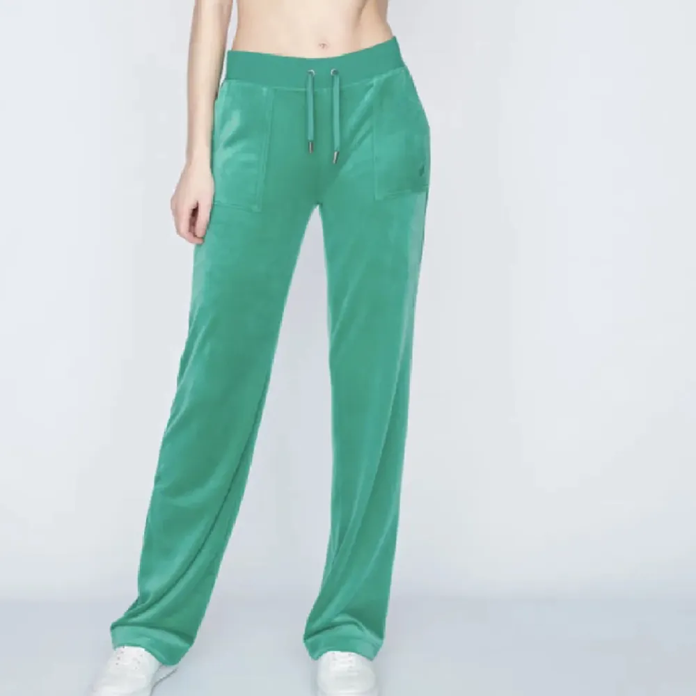 Gröna Juciy Couture byxor❤️  Inga defekter och nästan aldrig använda Köpte för nypris ❤️. Jeans & Byxor.