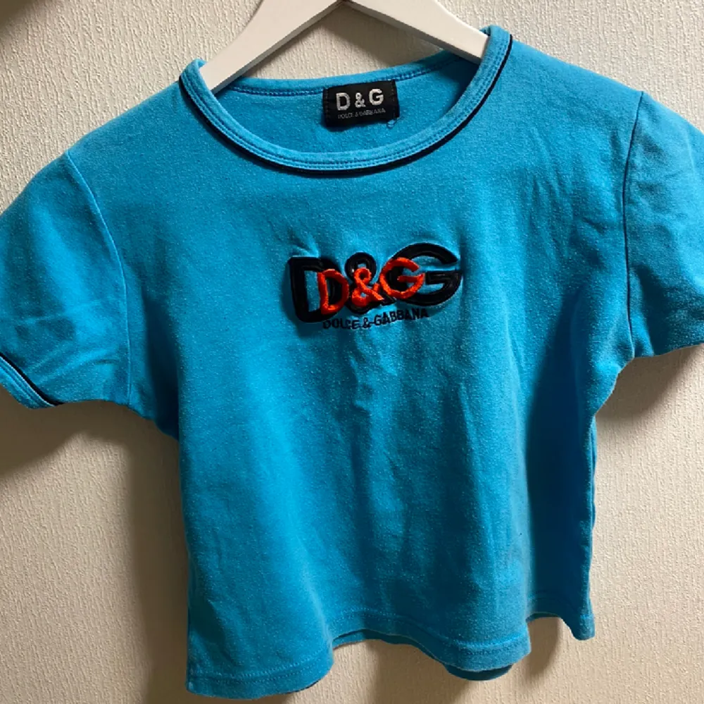 Vintage D&G tröja, super fin stark blå färg, passar strlk xs-s. Lite nopprig som ni ser på bild 1 därav priset, men det går lätt att ta bort med rakhyvel 💙. T-shirts.