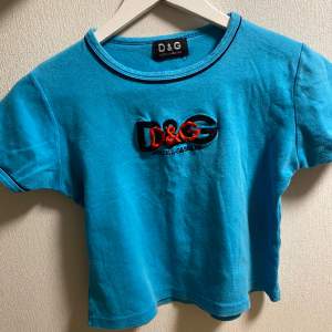 Vintage D&G tröja, super fin stark blå färg, passar strlk xs-s. Lite nopprig som ni ser på bild 1 därav priset, men det går lätt att ta bort med rakhyvel 💙