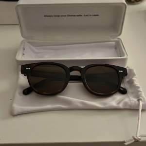 Ett par riktigt snygga solglasögon från Chimi. Glasögonen är i fint skick. Modell 01. Nypris 1250