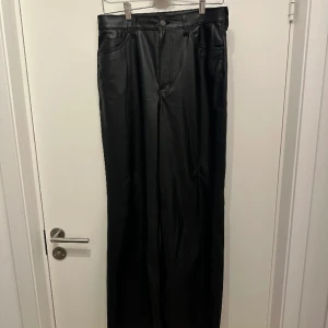 Levi’s Skinnbyxor - Svart byxa i skinnimitation från Levi’s i storlek 29/32.  Modellen heter ”70s high flare” Använda ett fåtal gånger, i väldigt gott skick 