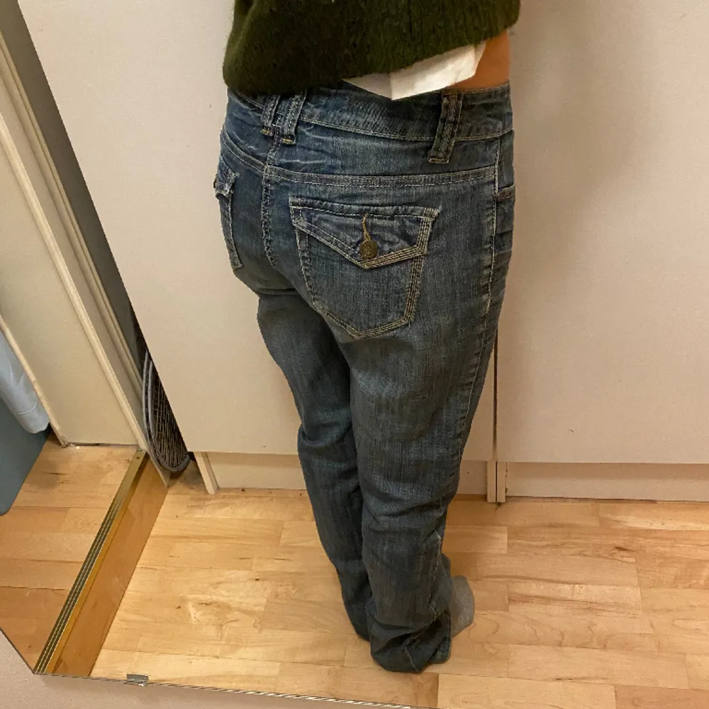 Trendiga lågmidjade jeans med snygga bakfickor! Innerbenslängden är 84 cm och midjemåttet är 40 cm rakt över. Hör av dig vid frågor eller fler bilder!😊 Se profil för fler snygga jeans!. Jeans & Byxor.