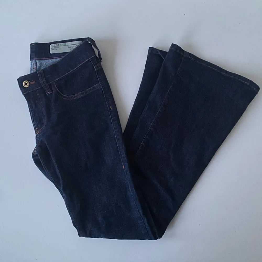 Jätta snygga mörkblå Diesel jeans. Slim-Flare Low Waist. Säljer för att de är för små. Innerben-77cm  Ytterben-97cm  Midja-32cm  Midjehöjd-19cm   Fotvidd-25cm  Lårvidd-20cm. Jeans & Byxor.