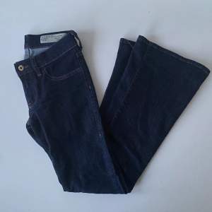 Jätta snygga mörkblå Diesel jeans. Slim-Flare Low Waist. Säljer för att de är för små. Innerben-77cm  Ytterben-97cm  Midja-32cm  Midjehöjd-19cm   Fotvidd-25cm  Lårvidd-20cm