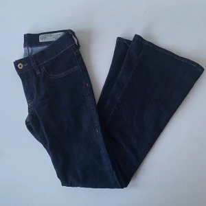 Diesel jeans - Jätta snygga mörkblå Diesel jeans. Slim-Flare Low Waist. Säljer för att de är för små. Innerben-77cm  Ytterben-97cm  Midja-32cm  Midjehöjd-19cm   Fotvidd-25cm  Lårvidd-20cm