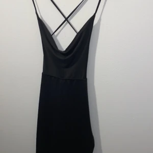 Klänning - En vacker knappt använd klänning från shein. I bra skick och har en slit vid benet. 