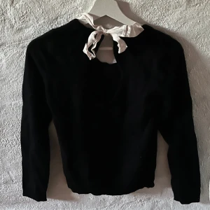 Varmtröja med rosett! 🎀🌟 - Här har vi en tjocktröja med urringning vid ryggen med en rosett som man knyter ihop själv!!  Denna tröja är super snygg har tyvärr inte fått användning för den!🌟🎀