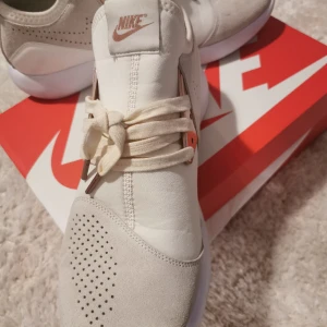 Nike skor - Säljer dem här jättesnygga nike skorna. Använd ett par gånger men säljs pågrund av att dem inte riktigt är min storlek. 