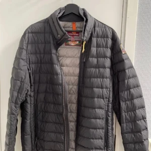 Parajumpers Lightweight jacka - Skick: 5/5 (Välvårdad)  Färg: Svart Storlek: XL (Jag brukar ha M o va denna storleken är perfekt om man ska ha exempelvis hoodie under)  Nypris: 4499kr