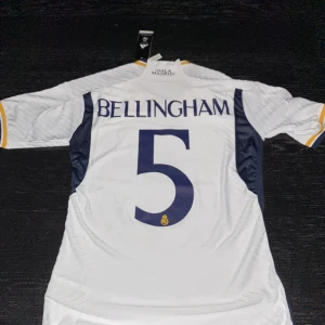 Bellingham, Real Madrid tröja - Bellingham, Real Madrid tröja. Säsong 2023/24. Tröjan är helt ny och oanvänd. Player Version, Champions League patch på ärmen, Club World Cup patch på brösten. Hör av er vid frågor!  