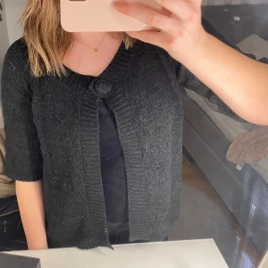 Kortärmad kofta - Fin stickad kortärmad kofta i fint skick, står ingen storlek men skulle säga s/m 😊
