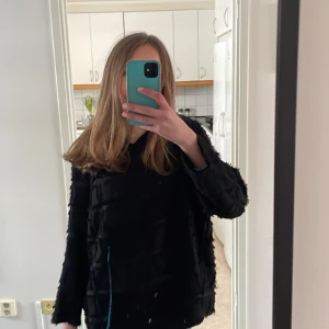 As cool blus - Säljer denna super fina svarta blusen för 240kr+ frakt men priset kan diskuteras storlek L 🤔 men tycker den passar S bra