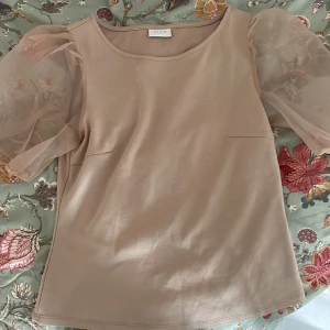 Snygg topp - Säljer denna fina topp från vila, storlek S. Säljer för 100kr + frakt men pris kan diskuteras 