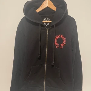 Chrome Hearts Hoodie, Sz Medium - En mycket fin hoodie från chrome hearts. Medium men passar även Large. I ett otroligt fint begagnat skick från ett djur och rökfritt hem. Inga returer, du köper det som syns på bilderna.  (Undrar du om mått så skickar jag det i meddelanden) ❤️