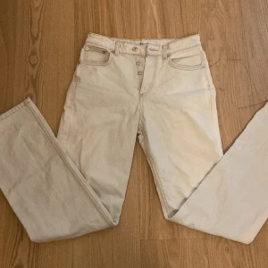 Baggy och bootcut jeans - Coola jeans i en väldigt fin ljusblå färg, har kommit till användning väldigt lite och har blivit omhändertagen ordentligt. I bilden ser den lite smutsig ut, men det är bara ljuset!🤍