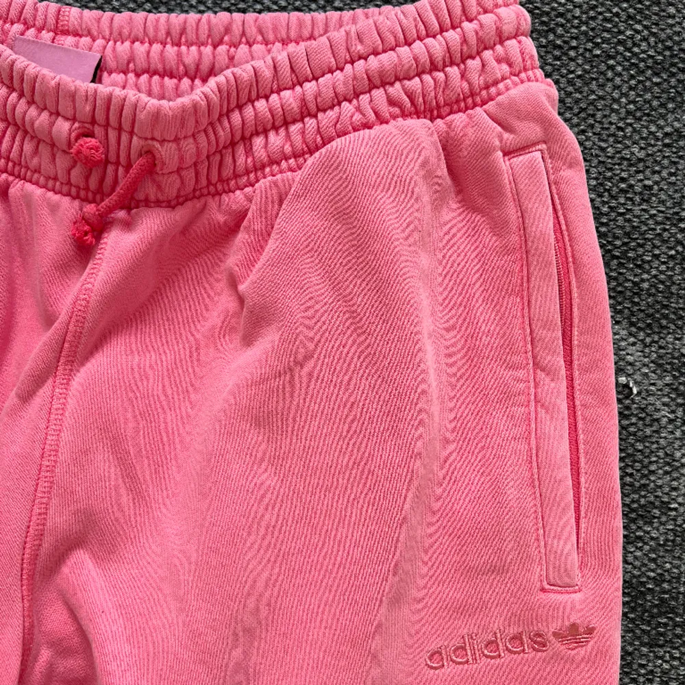Adidas mjukisbyxor  Rosa , Tvättat utseende Strlk XL , Liten i Strlk. Jeans & Byxor.