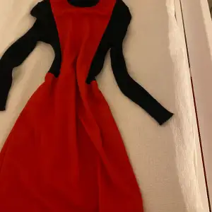 Super cool klänning från Italien 1969-1970 den har endast blivit provad men har blivit liggande i en garderob. Den är så otroligt skön och passar perfekt till en liten cocktail med vänner😙, den kliar ej pris kan absolut diskuteras