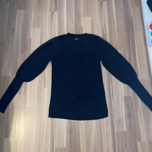 Blå ribbad tröja - Marin blå ribbad långärmad från Kappahl, bra skick!