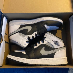 Nike Air Jordan 1 white shadow mid  - Använda ett fåtal gånger. Mycket fint skick. Ligger i originalkartong. Nya kostar mellan 3500-4000. 