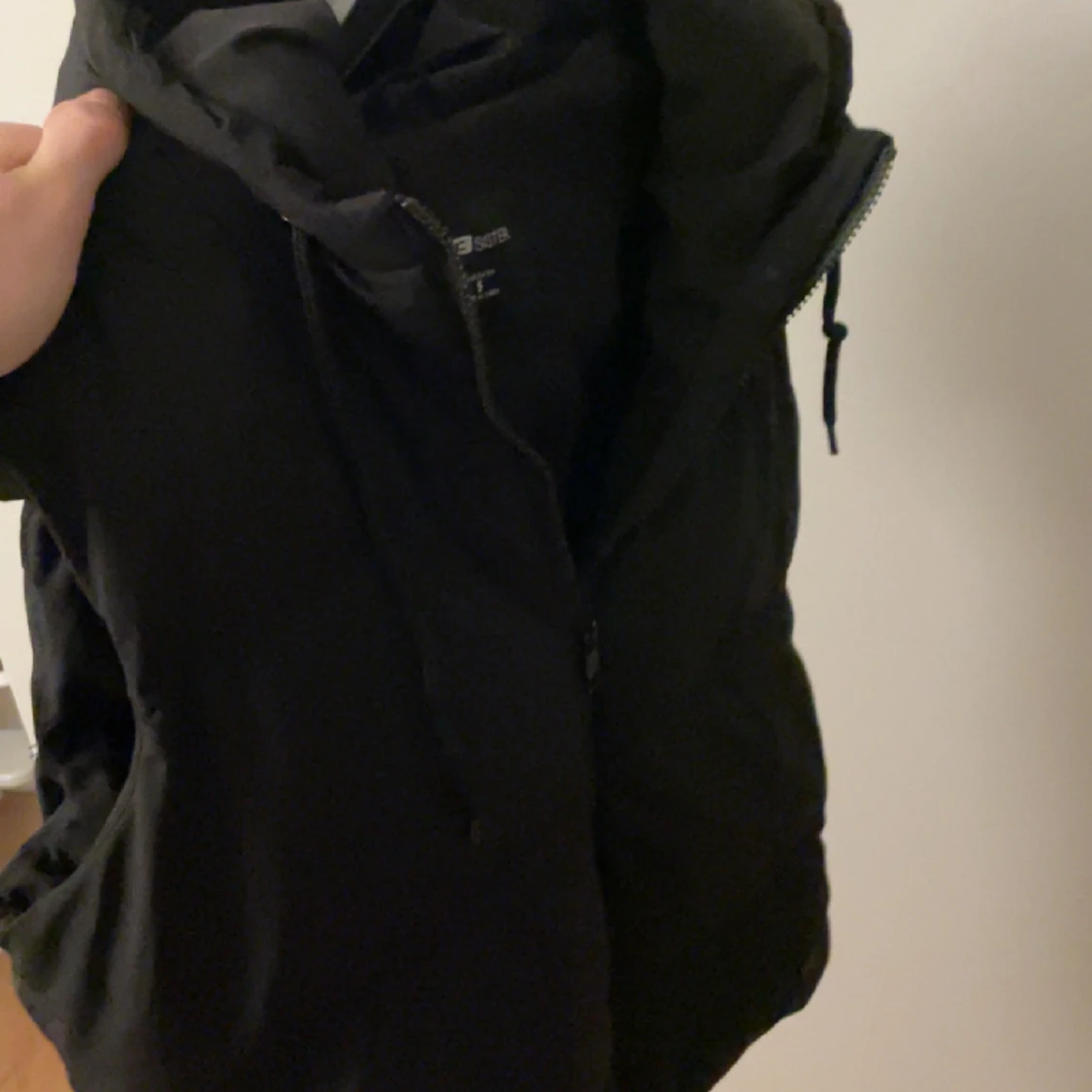 Svart väst med luva - 91