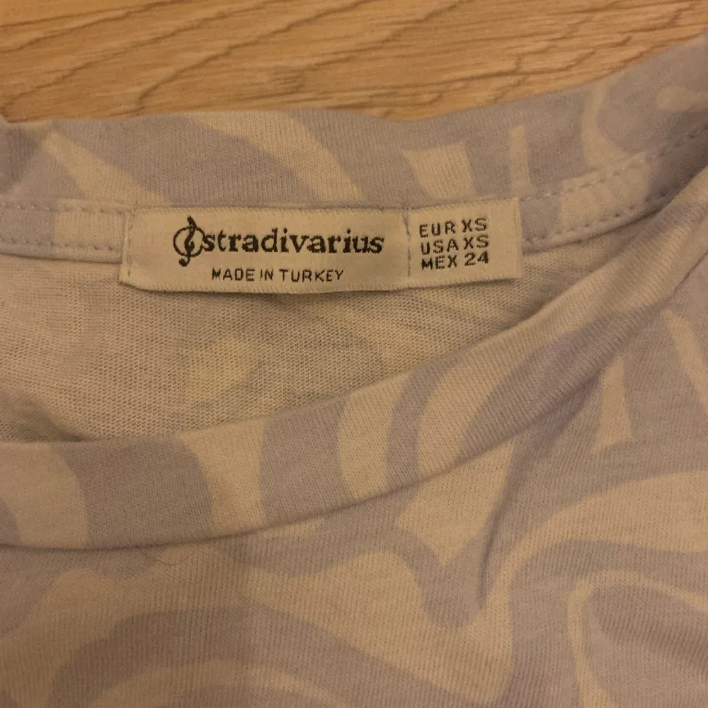 Blå T-shirt från stradivarius med snören. T-shirts.