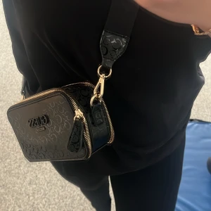 Guess väska - En guess väska som är köpt i en guess butik i USA! Säljer pga ångrar köpet🙏🏽 köptes för 89 dollar men kan gå ner i pris!