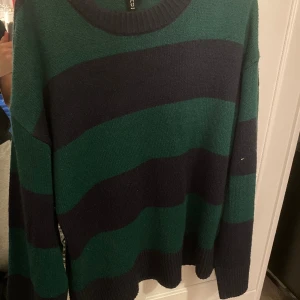 Stickad tröja  - Stickad tröja från hm i xs. Säljer den eftersom den inte kommer till användning  Pris kan diskuteras  Kan skicka bilder privat💕