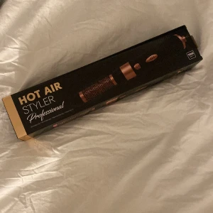 Värmeborste - jag säljer en helt oanvänd värmeborste❤️har haft den i kanske 3 månader och inte använt den en ända gång❤️❤️