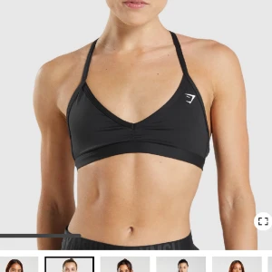 Sport-bh Gymshark  - Minimal sport-bh från Gymshark, saknar ett av banden på ryggen men är i otroligt bra skick och knappt använd!