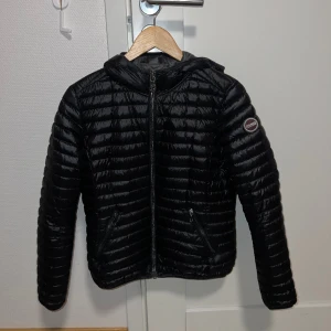 Colmar dunjacka  - Använd fåtal gånger, liten i storleken Nypris: 4300 