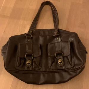 VÄSKA - jätte fin y2k väska från Åhléns, väskan är köpt för typ 20år sedan av mamma så den är väldigt gammal men endå bra skick. Säljer eftersom den inte kommer till användning. Hör av dig om du har frågor och använd gärna köp nu funktionen! 