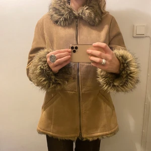 SherlingKappa - sherling kappa i ljusbrun imitationsmocca och fuskpäls!  y2k ❤️‍🔥❤️‍🔥