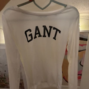 Långärmad tröja från GANT  - En bekväm och fin långärmad tröja från GANT. Använd två gånger eftersom att jag inte kan ha den. Kontakta via intresse eller köp😉