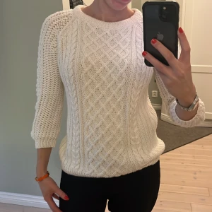 Kabelstickad tröja från Zara - Perfekt kabelstickad tröja i vit/beige. En L men mer som M i storleken! 