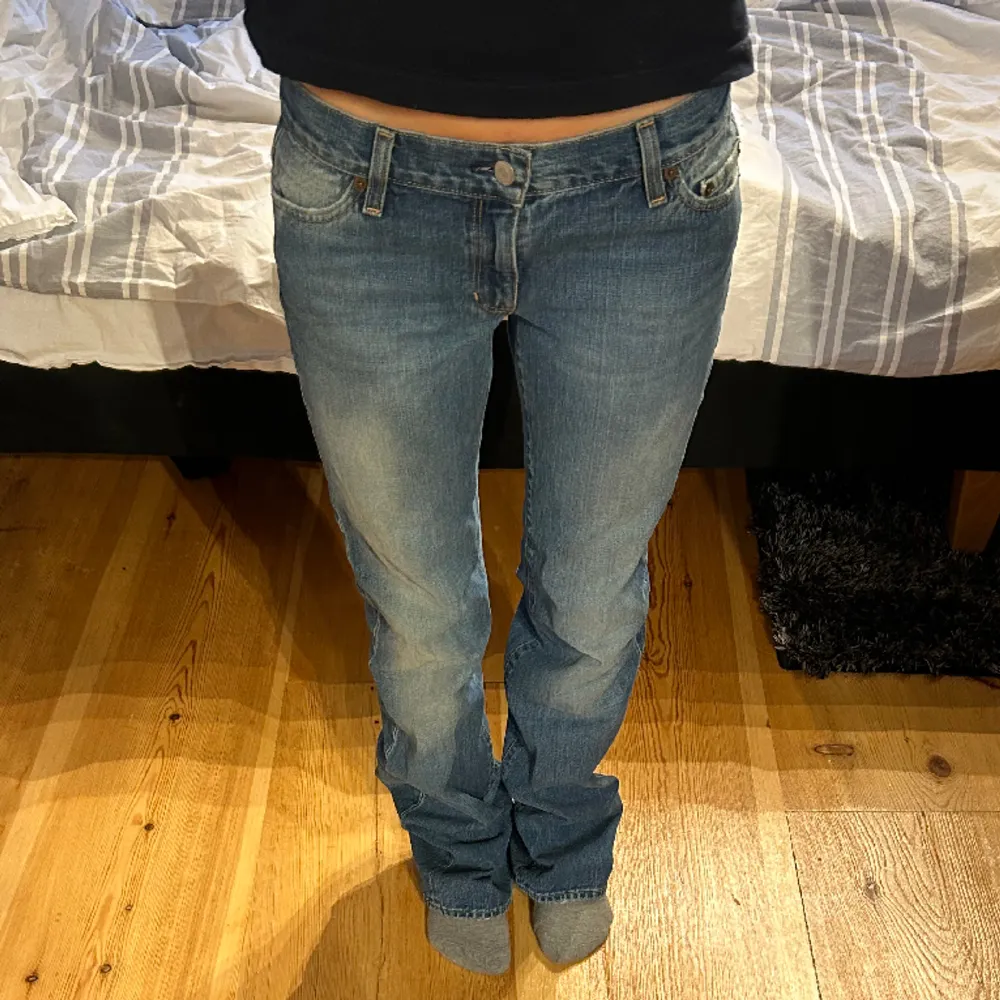 Väldigt snygga och simpla lågmidjade jeans! Innerbenslängden är 86 cm och midjemåttet är 38 cm rakt över! Jag är 163 cm som referens 💘 Hör av dig vid frågor eller fler bilder! Se profil för fler snygga jeans 😊. Jeans & Byxor.