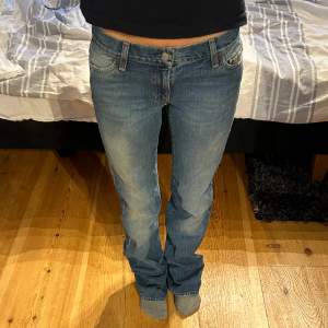 Väldigt snygga och simpla lågmidjade jeans! Innerbenslängden är 86 cm och midjemåttet är 38 cm rakt över! Jag är 163 cm som referens 💘 Hör av dig vid frågor eller fler bilder! Se profil för fler snygga jeans 😊