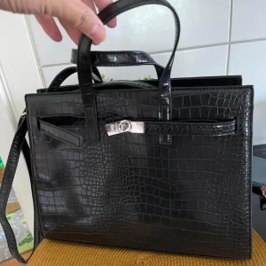 väska - Väska oanvänd ny  från gina själva låset har lossnat se sista bilden, lätt att fixa.  kommer från djur o rökfritt hem 