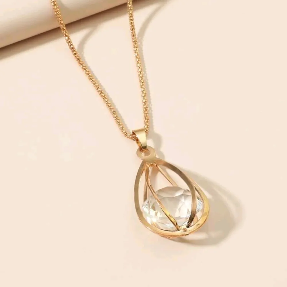 Nice water droplet pendant with long chain. Accessoarer.
