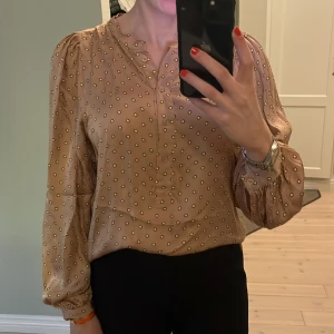 Mönstrad blus Second Female - Storlek L/40 i jättefint mönster 🩷💛Säljer då den är för stor för mig. I jättefint skick! 