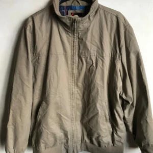 Beige Jacka  - Snygg jacka för höst, vår och mild vinter. Beige från dressman och storlek 3XL. Dragkedja framtill ren och hel. 