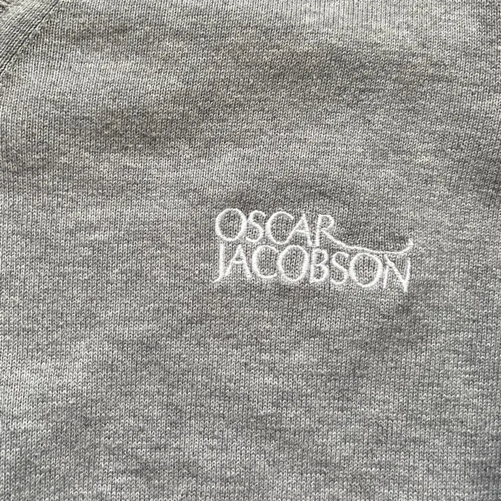 Riktigt fet v-ringad tröja från Oscar Jacobson!  Nypris 1999. Hör av er vid frågor! . Tröjor & Koftor.